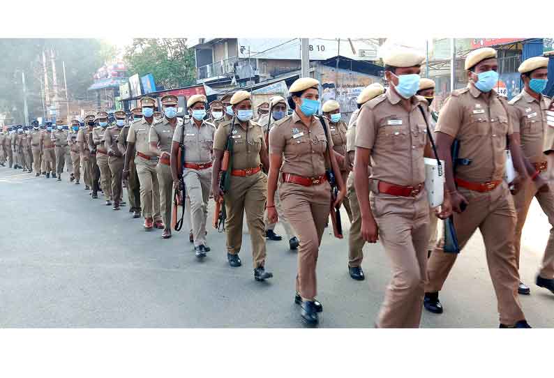 வேலூர் மாநகராட்சி தேர்தலையொட்டி போலீசார் துப்பாக்கியுடன் கொடி அணிவகுப்பு