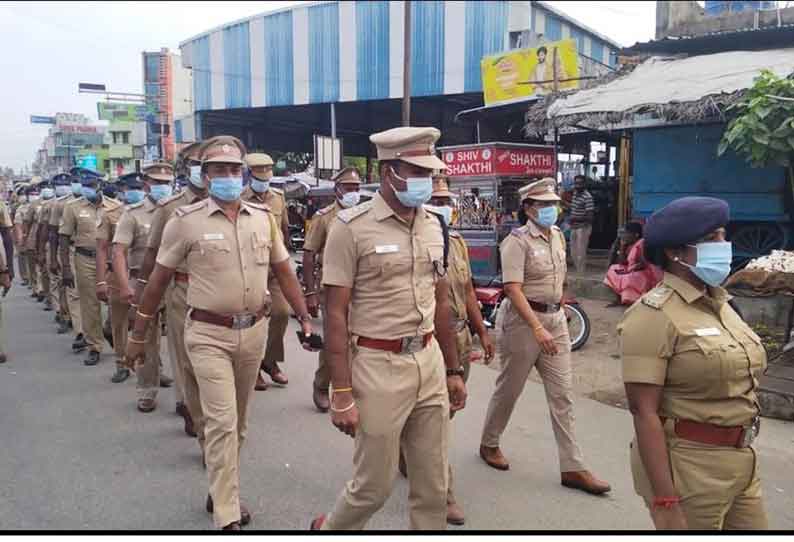 ராணிப்பேட்டையில் போலீசாரின் கொடி அணிவகுப்பு