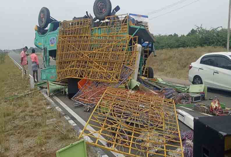 டயர் வெடித்து நடுரோட்டில் கவிழ்ந்த லாரி