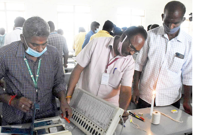 நகர்ப்புற உள்ளாட்சி தேர்தல்: மின்னணு வாக்குப்பதிவு எந்திரங்களில் சின்னம் பொருத்தும் பணி