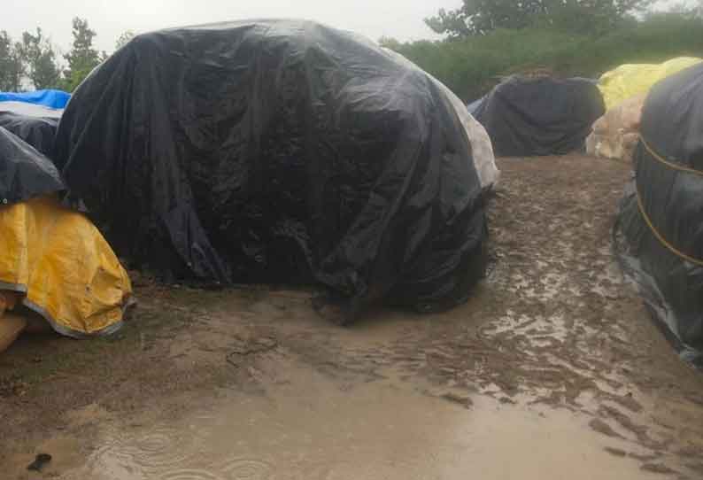 கொள்முதல் நிலையத்தில் நெல் மூட்டைகளை சூழ்ந்த மழைநீர்