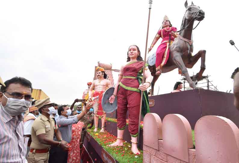 வீரமங்கை வேலு நாச்சியார் அலங்கார ஊர்திக்கு மலர்தூவி வரவேற்பு