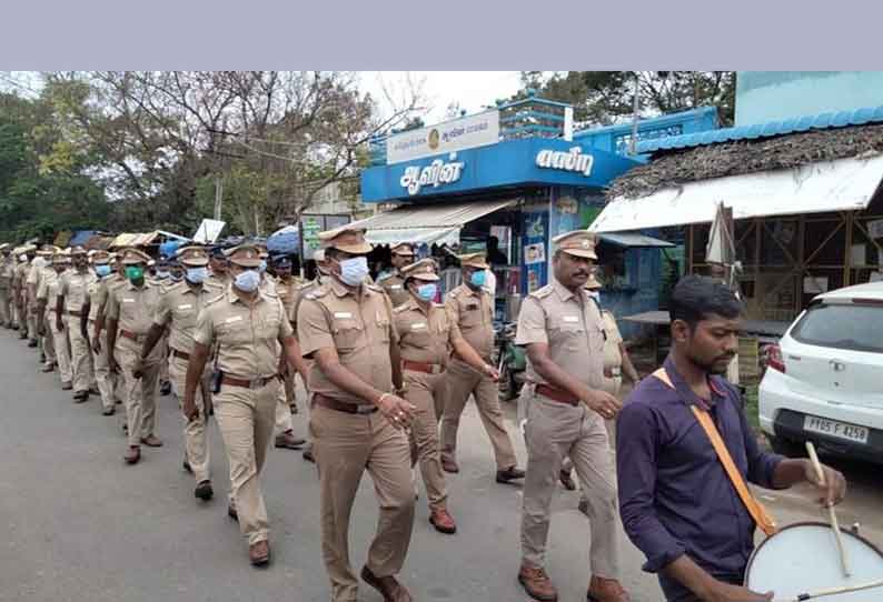 போலீசார் கொடி அணி வகுப்பு