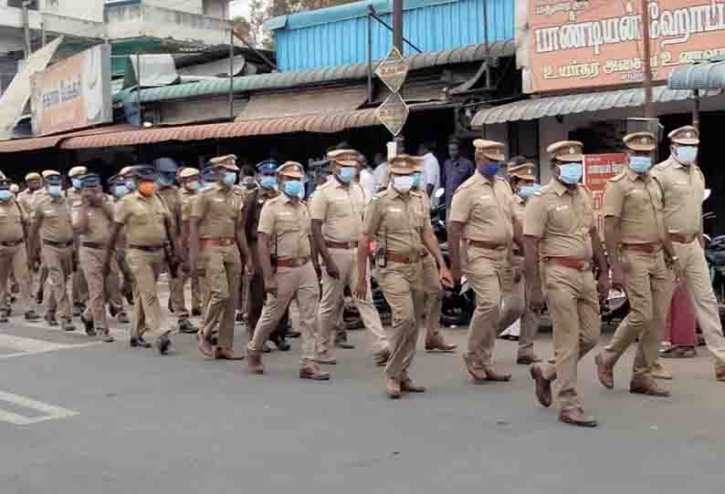 போலீஸ் கொடி அணிவகுப்பு