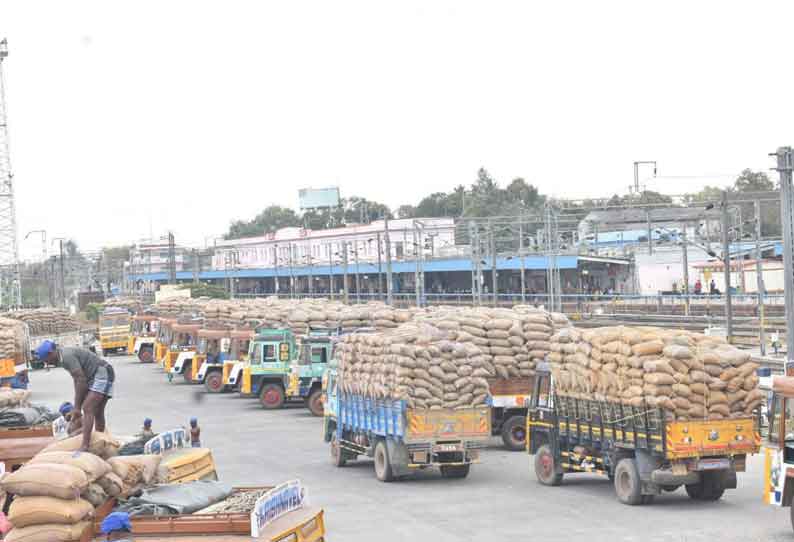 கும்பகோணத்தில் இருந்து ஈரோட்டுக்கு ரெயிலில் 2 ஆயிரம் டன் நெல் வந்தது