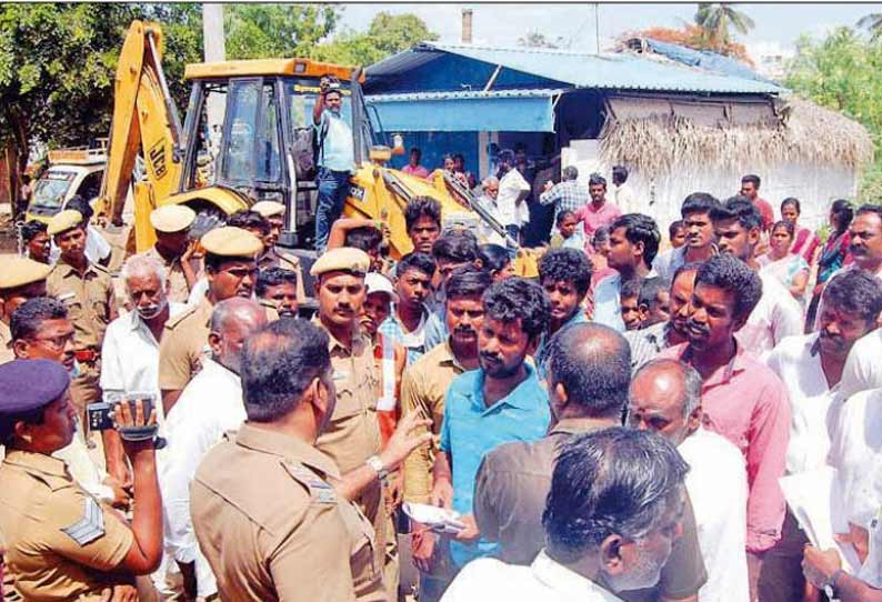 படப்பை அருகே ஆக்கிரமிப்புகளை அகற்ற பொதுமக்கள் எதிர்ப்பு