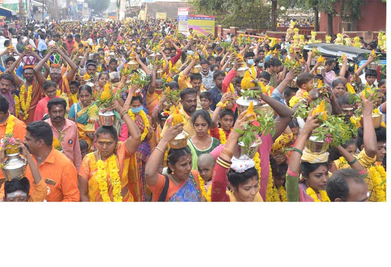 திண்டுக்கல் விஸ்வகர்ம மகாஜன சபா சார்பில்  கோட்டை மாரியம்மனுக்கு மஞ்சள் நீராட்டு