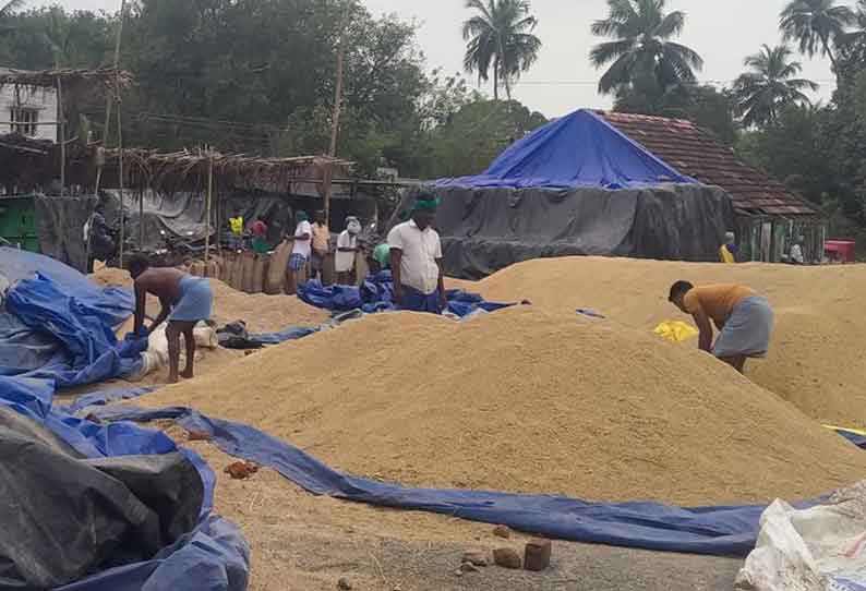 தென்கரை ஆலத்தூர் அரசு கொள்முதல் நிலையத்தில் நெல் மூட்டைகள் தேக்கம்