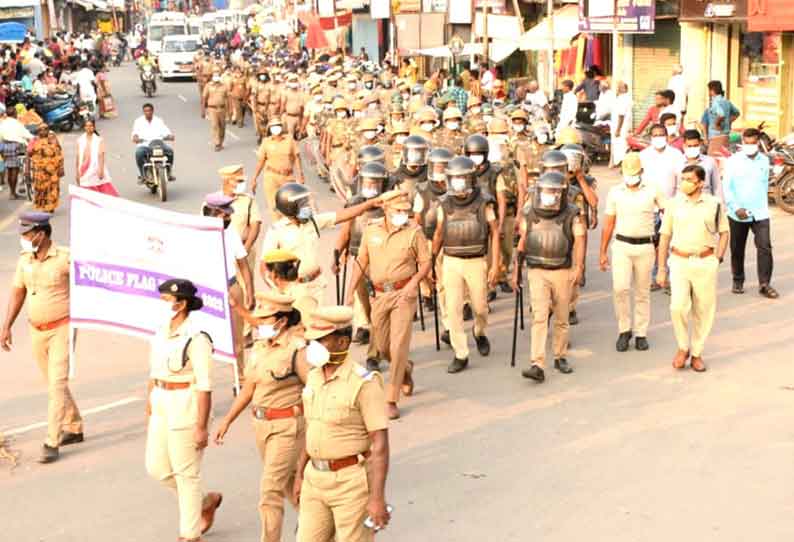 போலீசார் கொடி அணிவகுப்பு ஊர்வலம்