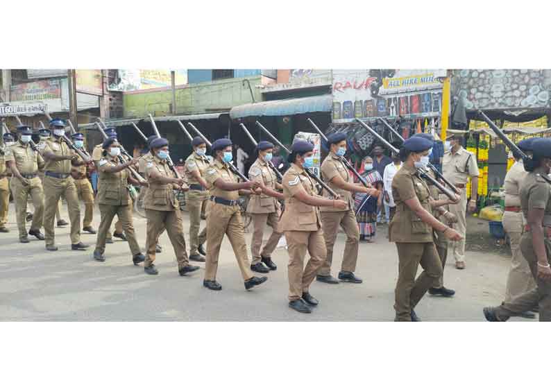 குடியாத்தத்தில் துப்பாக்கி ஏந்திய போலீசார் கொடி அணிவகுப்பு