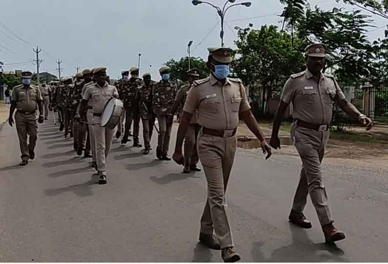 போலீசார் கொடி அணிவகுப்பு