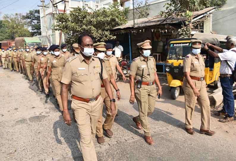 மக்கள் அச்சமின்றி வாக்களிக்க ஈரோட்டில் போலீசார் கொடி அணிவகுப்பு ஊர்வலம்