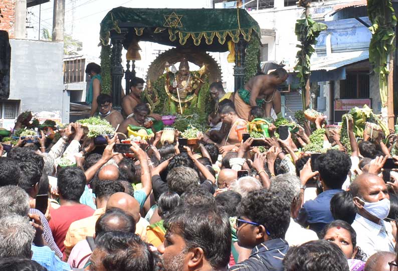 திருச்செந்தூர் மாசித்திருவிழா 8-ம் நாள்: சுவாமி சண்முகர் பச்சை சாத்தி கோலத்தில்  வீதி உலா