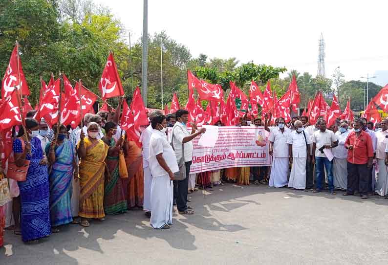 தொழிலாளர்கள் தடையின்றி மண் எடுக்க நடவடிக்கை எடுக்கக்கோரி ஆர்ப்பாட்டம்