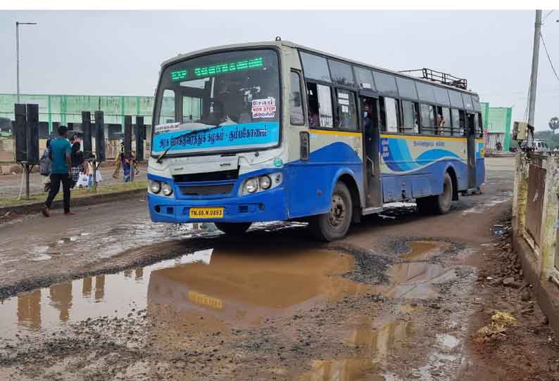 குண்டும், குழியுமாக காணப்படும் சாலை