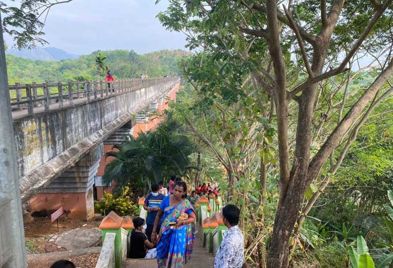 மாத்தூர் தொட்டிப்பாலத்திற்கு சுற்றுலா பயணிகள் வருகை அதிகரிப்பு