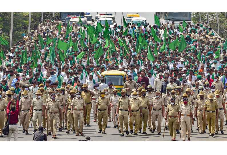 வேளாண் சட்டங்களை திரும்ப பெறக்கோரி பெங்களூருவில் விவசாயிகள் போராட்டம்