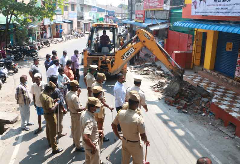 கோர்ட்டு உத்தரவின்பேரில்  புதுவையில் சாலையோர ஆக்கிரமிப்புகள் அகற்றம் பொதுப்பணித்துறை அதிரடி