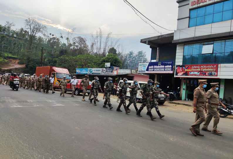 கூடலூரில் போலீசார் கொடி அணிவகுப்பு