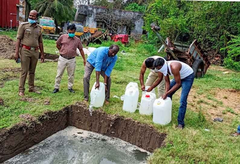 841 லிட்டர் சாராயம், பள்ளத்தில் கொட்டி அழிப்பு