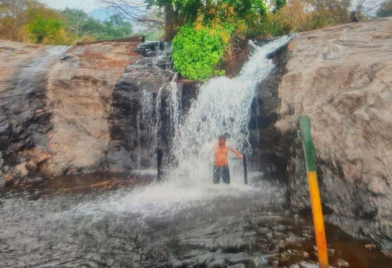 கும்பக்கரை அருவியில் சுற்றுலா பயணிகள் குளிக்க அனுமதி