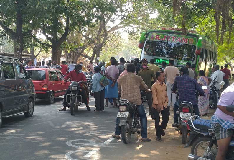 வெண்ணந்தூர் அருகே தனியார் பஸ் சிறைபிடிப்பு