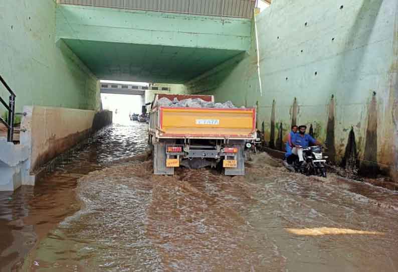 ரெயில்வே சுரங்கப்பாதையில் தேங்கி நிற்கும் கழிவுநீர்- வாகன ஓட்டிகள் அவதி