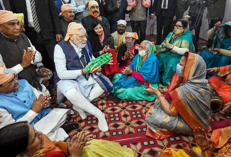 பஜனையில் பங்கேற்று பாட்டுப்பாடி, வாத்தியம் இசைத்து மகிழ்ந்த பிரதமர் மோடி...!