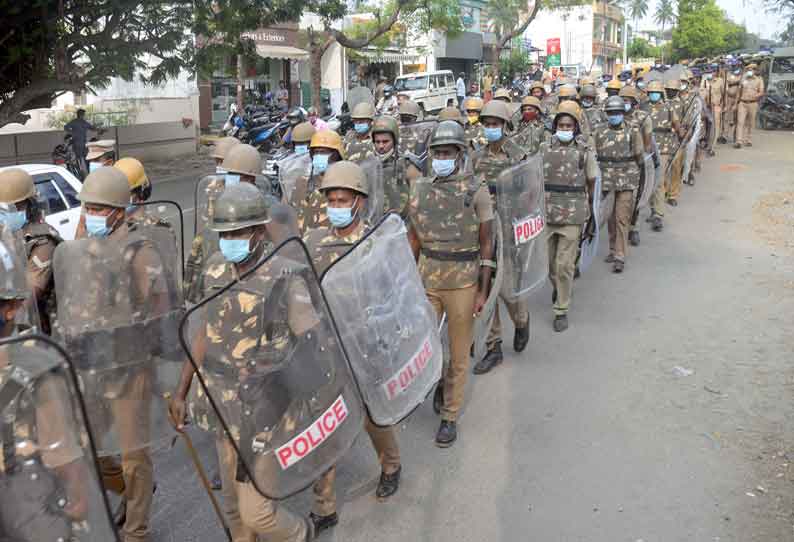 பொள்ளாச்சியில் போலீசார் கொடி அணிவகுப்பு