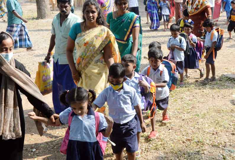 புதுக்கோட்டை மாவட்டத்தில் நர்சரி பள்ளிகள் திறப்பு மாணவர்கள் ஆர்வமுடன் வந்தனர்