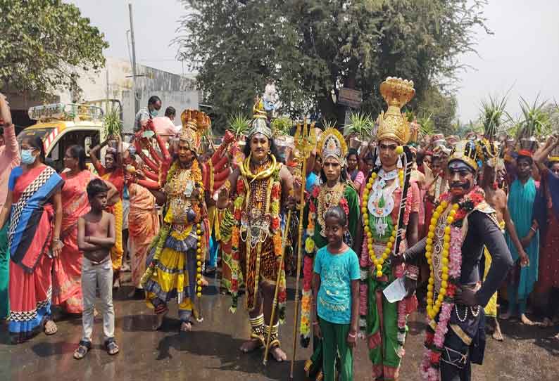 சிவகிரியில் காமாட்சியம்மன் கோவில் விழா சாமி-அம்மன் வேடம் அணிந்து ஊர்வலமாக வந்த பக்தர்கள்