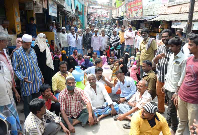 வேலூரில் குடிநீர் கேட்டு பொதுமக்கள் காலிகுடங்களுடன் சாலைமறியல்