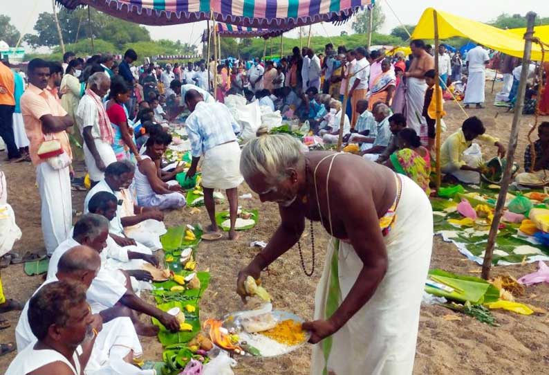 முன்னோர்களுக்கு தர்ப்பணம் கொடுத்த பொதுமக்கள்