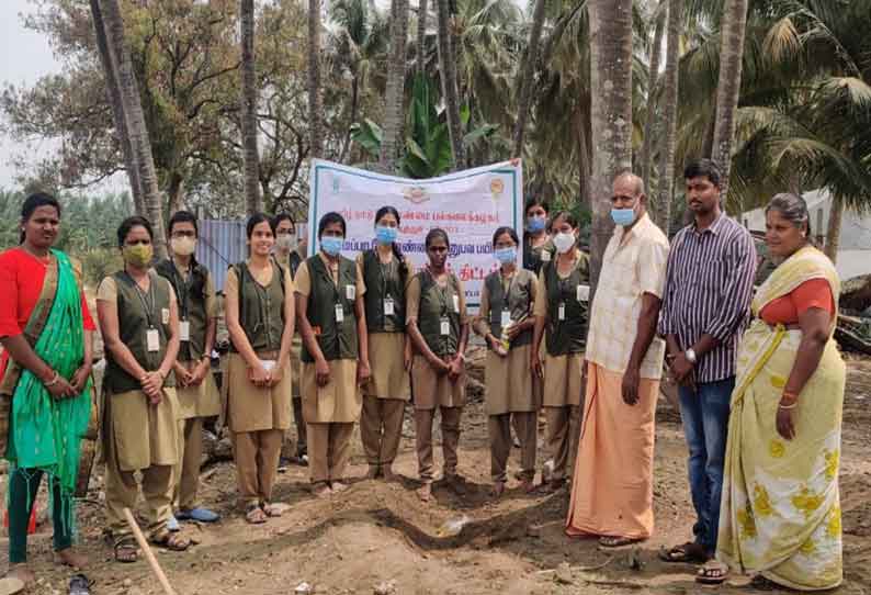 மகசூலை அதிகரிக்க பயன்படும் தென்னை டானிக் குறித்து வேளாண் கல்லூரி மாணவிகள் விளக்கம்