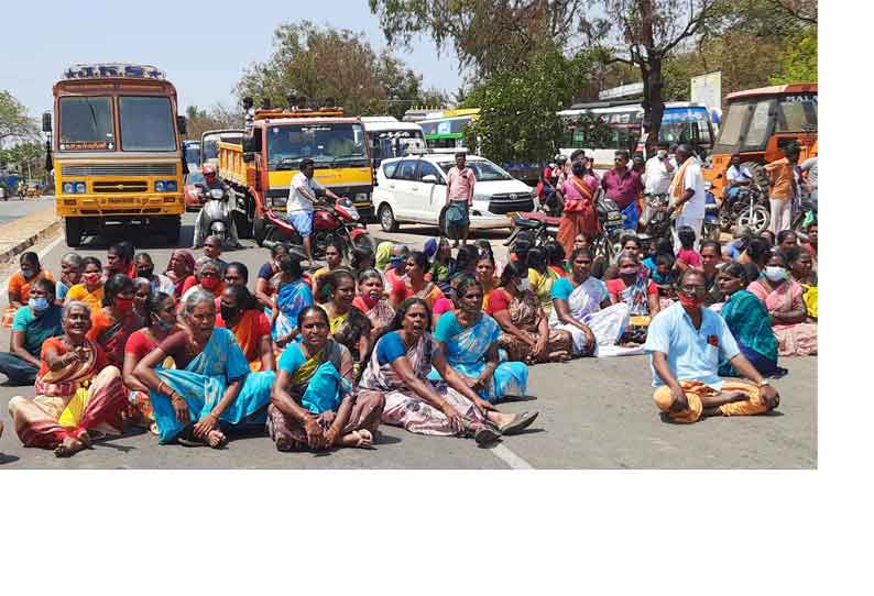 பெண் கொலை வழக்கில் தொடர்புடையவர்களை கைது செய்யக்கோரி போலீஸ் சூப்பிரண்டு அலுவலகம் முன்பு பொதுமக்கள் சாலை மறியல்