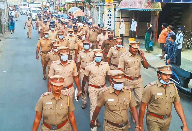 பொதுமக்கள் அச்சமின்றி வாக்களிக்க போலீசார் கொடி அணிவகுப்பு