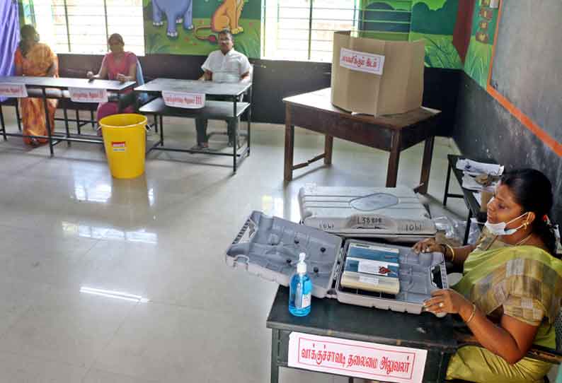 கோவை மாவட்டத்தில் இன்று (சனிக்கிழமை) நகர்ப்புற உள்ளாட்சி தேர்தல் வாக்குப்பதிவு நடக்கிறது இதில் 24 லட்சத்து 74 ஆயிரத்து 314 பேர் வாக்களிக்கின்றனர்