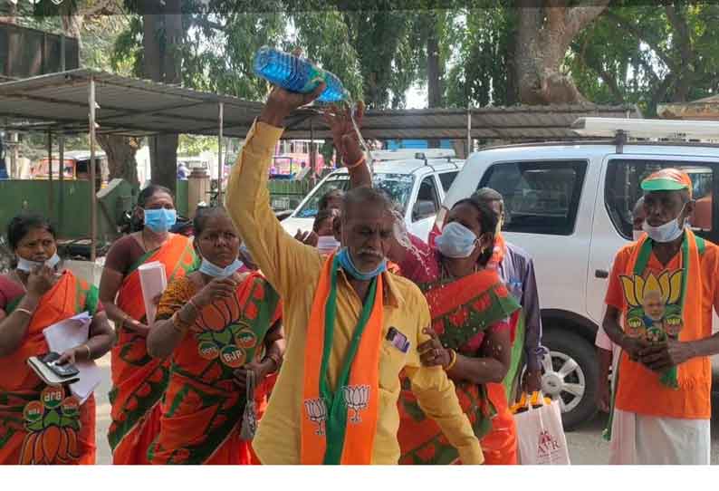 ஆரணி நகராட்சி அலுவலத்தில் தேர்தல் நடத்தும் அலுவலரை கண்டித்து பா.ஜ.க. வேட்பாளர் தீக்குளிக்க முயற்சி