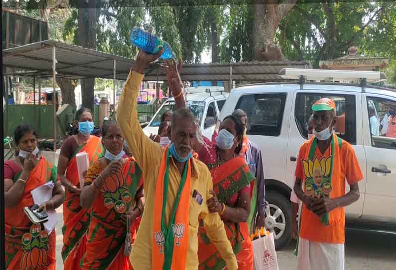 தேர்தலை நேர்மையாக நடத்த கோரி பாஜக வேட்பாளர் தீக்குளிக்க முயற்சி