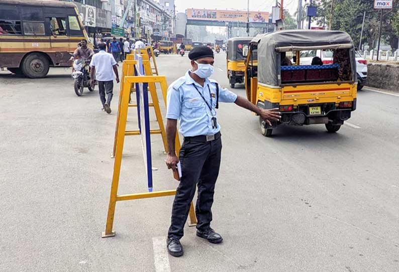 வேலூரில் போக்குவரத்தை ஒழுங்குப்படுத்தும் பணியில் தனியார் நிறுவன காவலாளிகள்