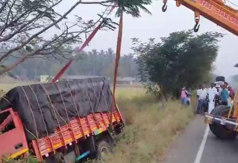 சுல்தான்பேட்டை அருகே தேர்தல் பணிக்கு சென்ற லாரி கவிழ்ந்தது