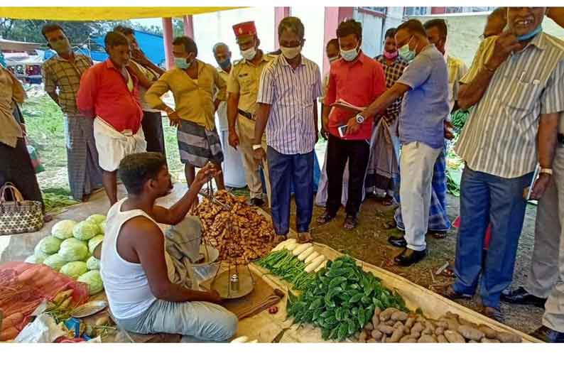 காரைக்கால் வாரச்சந்தையில் அதிகாரிகள் திடீர் ஆய்வு