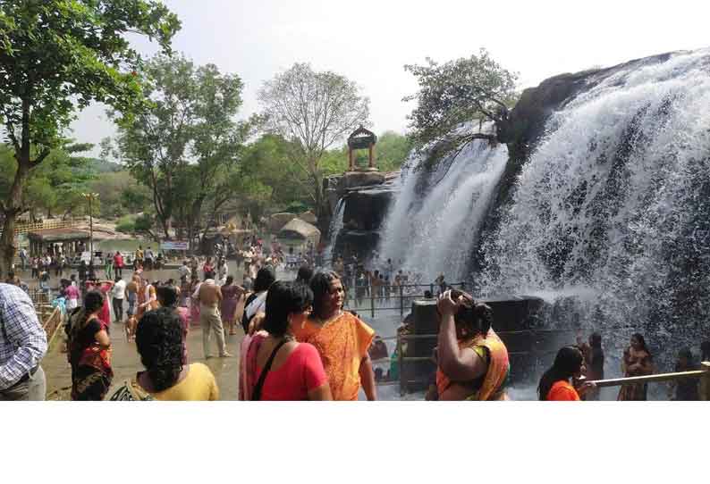 திற்பரப்பு அருவியில் சுற்றுலா பயணிகள் உற்சாக குளியல்