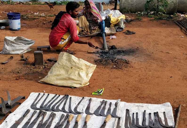 அரிவாள், கோடரி தயாரிக்கும் பணியில்  வடமாநில தொழிலாளர்கள்