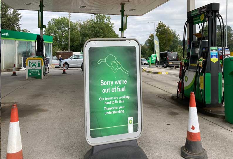 இலங்கையில் இறக்குமதியான எரிபொருளை வாங்க போதிய நிதியில்லா நெருக்கடி நிலை