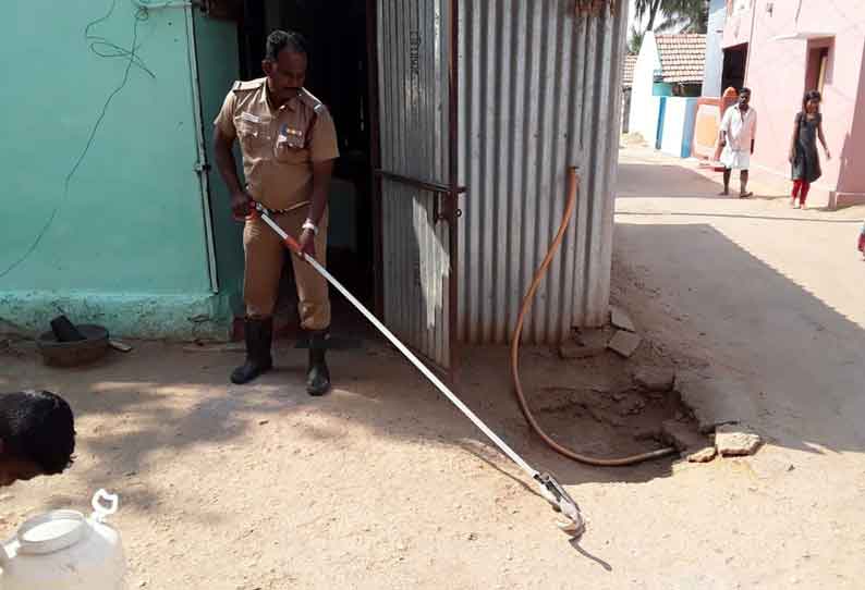 நாட்டறம்பள்ளி அருகே வீட்டுக்குள் புகுந்த 5 அடி நீள நல்ல பாம்பு பிடிபட்டது