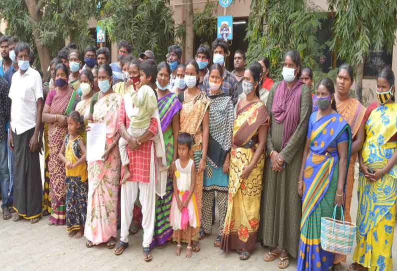 நம்பியூர் அருகே குடிசை அமைக்க எதிர்ப்பு தெரிவித்தவர்கள் மீது நடவடிக்கை; கலெக்டர் அலுவலகத்தில் பொதுமக்கள் கோரிக்கை மனு