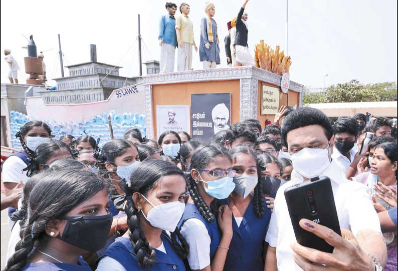 அலங்கார ஊர்திகளை பார்வையிட்ட மாணவர்களிடம், முதல்-அமைச்சர் மு.க.ஸ்டாலின் கலந்துரையாடல்