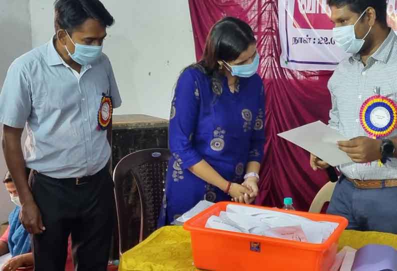 வாக்கு எண்ணும் மையத்தை  கலெக்டர் காயத்ரி கிருஷ்ணன் நேரில் ஆய்வு