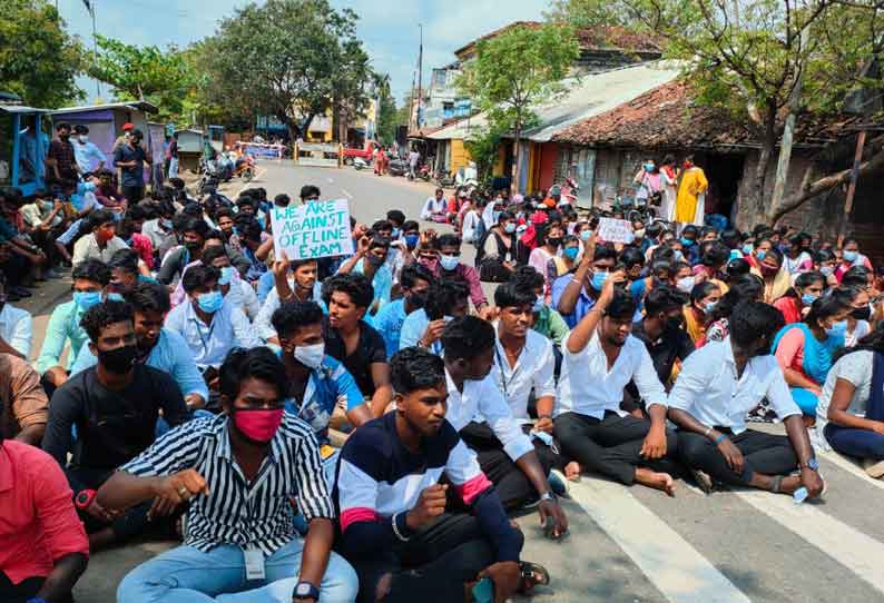 ஆன்லைனில் தேர்வு நடத்தக்கோரிகல்லூரி மாணவர்கள் சாலை மறியல்